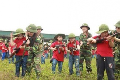 Đại học Vinh phân trần việc dạy học sinh lớp 1 cầm súng gây xôn xao