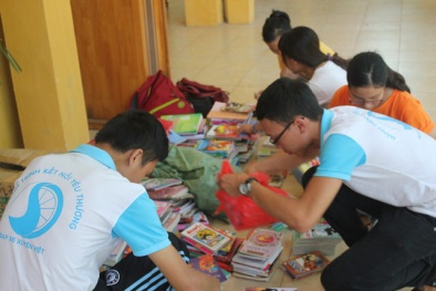 Sinh viên đạp xe qua 63 tỉnh thành để trao tặng sách vở mới cho học sinh nghèo