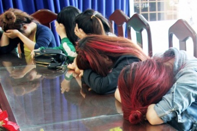 Bị bắt tại trận, gái bán dâm cuống cuồng vơ áo chạy khỏi 'ổ' massage trá hình