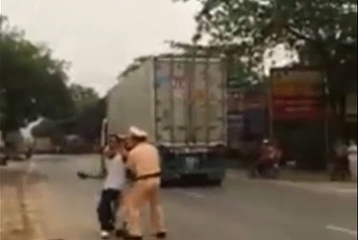 Cảnh sát giao thông Tuyên Quang bị dọa giết