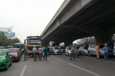 Tai nạn giao thông ngày 15/4: Chết thảm trong gầm xe tải trước bến xe Mỹ Đình