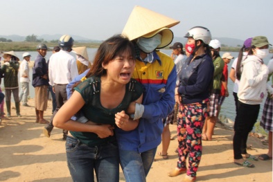 9 học sinh chết đuối ở Quảng Ngãi: 'Con ơi sao con bỏ cha mẹ mà đi?'