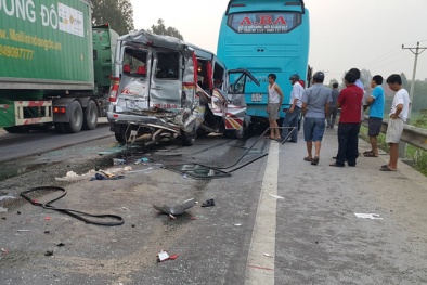 Kinh hoàng xe tải cuốn văng 2 xe khách đang chờ đèn đỏ, 11 người bị thương