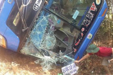 Ô tô lật nhào trong đêm, 46 người tuyệt vọng kêu cứu từ vực sâu 20m