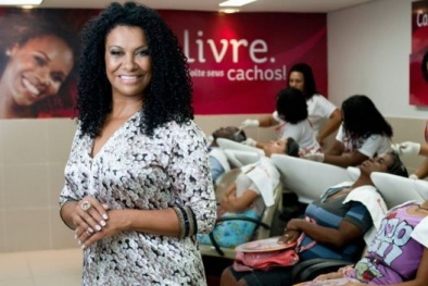 Thành 'triệu phú khu ổ chuột' nhờ mái tóc 