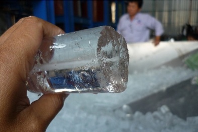 Uống nhiều nước đá bẩn, nguy cơ bệnh tật đầy người