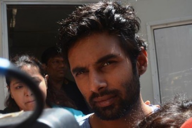 Vụ ‘Cô dâu 8 tuổi’: Bạn trai ‘cố thủ’ trong nhà vệ sinh đòi tự tử