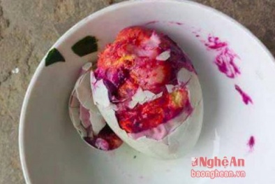 Hốt hoảng vì trứng chuyển màu lạ sau khi luộc chín 