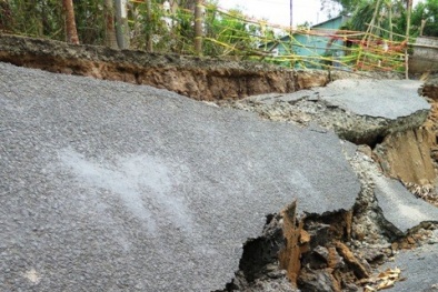 Cà Mau: Khô hạn gây sụp đất kinh hoàng, dân sống cảnh 'màn trời chiếu đất'