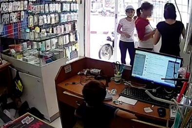 Sốc cảnh bé trai 5 tuổi cùng đồng bọn lập mưu trộm điện thoại giữa Thủ đô