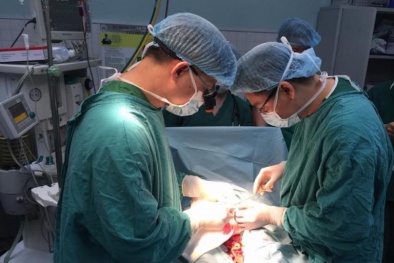 Chú ruột tâm thần dùng dao cắt đứt rời dương vật cháu 3 tuổi