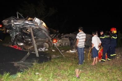 Ô tô húc bay lan can cầu rồi 'tiếp đất' xuống cồn cát giữa sông Hương