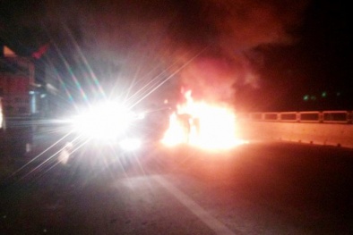 Xe tải thành ‘bom lửa’ trên QL1A, tài xế hoảng hốt đạp cửa cứu vợ con