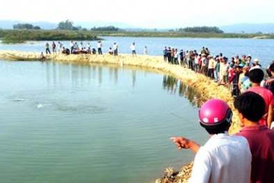 Nhân dân đòi giữ đường tạo 'hố thần chết' khiến 9 học sinh đuối nước?