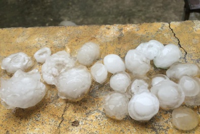 Mưa đá to bằng trứng gà, ‘đẹp như pha lê’ rơi rào rào xuống Nghệ An