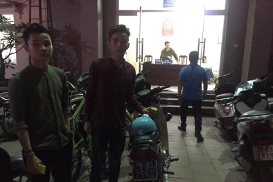 Điểm bất thường của 2 nhân viên quán karaoke đi xe máy biển xanh