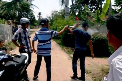 Đình chỉ công tác thượng sĩ công an xịt hơi cay vào mặt nhà báo