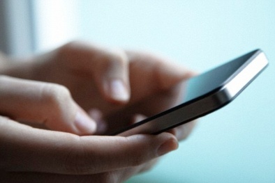 Nguy cơ lé mắt ở trẻ nhỏ do 'dính' lấy điện thoại