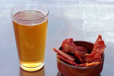 Nguy cơ bị ung thư dạ dày vì uống rượu với thịt nguội