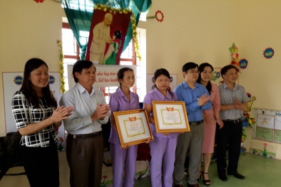 Cô giáo cắn răng chịu ong đốt, cứu mạng 17 trẻ nhận giấy khen