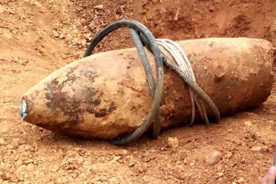 Đào ao, phát hiện quả bom 'khủng' nặng nửa tấn