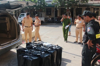 Lật tẩy xe quân sự giả chở hàng lậu