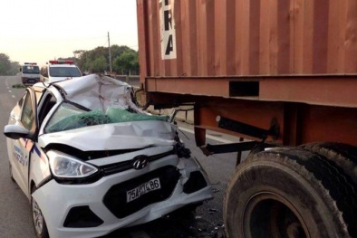 Hà Tĩnh: Taxi húc đuôi container đến biến dạng, 1 người chết