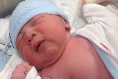 Con trai Ưng Hoàng Phúc bất ngờ lộ diện bụ bẫm, đáng yêu