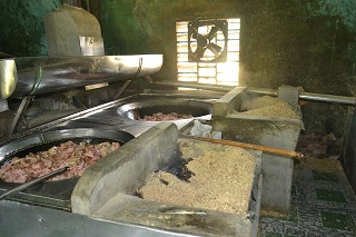 Kinh hoàng cơ sở chế biến mỡ bẩn cạnh nhà vệ sinh 