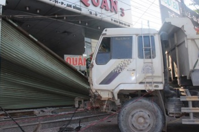 Xe ben 'điên cuồng' đâm 3 xe tải rồi xông vào nhà dân