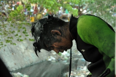 Cả trăm người hiếu kì xem người nhái ngụp lặn kênh thối tìm két sắt