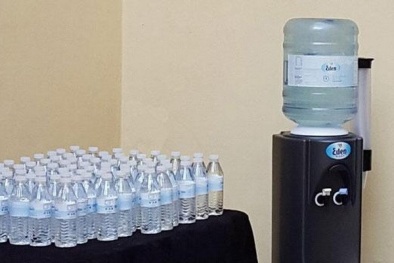 4.000 người nhập viện do uống nước đóng chai nhiễm phân người 