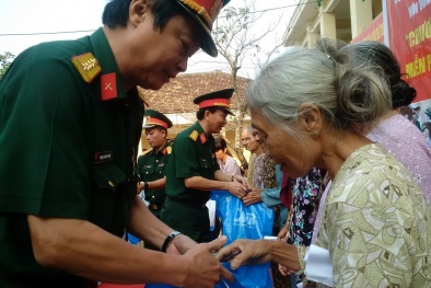 1.200 đối tượng ở xã giàu truyền thống cách mạng được trao tặng quà hàng tỷ đồng