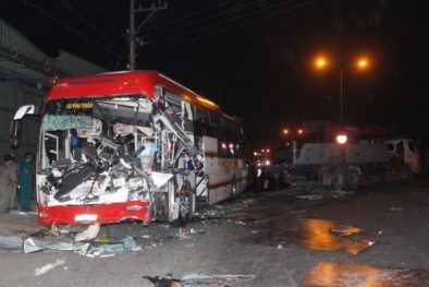 Phá kính cứu 20 hành khách hoảng loạn trên xe khách nát bét, phụ xe chết tại chỗ