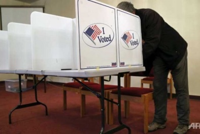 Clinton, Trump tìm chiến thắng lớn trong 5 cuộc bầu cử sơ bộ