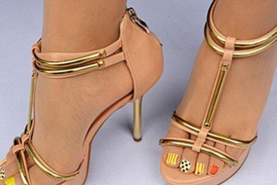 Cơn sốt quần tất 'thần thánh' in hình sơn móng thu hút hàng triệu phụ nữ