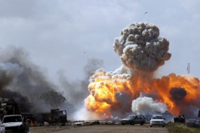 Khủng bố IS ‘trơ mắt’ nhìn kho chứa 800 triệu USD bị ném bom nổ tung
