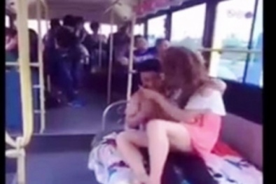 'Tức mắt' với đôi nam nữ vô tư 'sàm sỡ' nhau trên xe bus