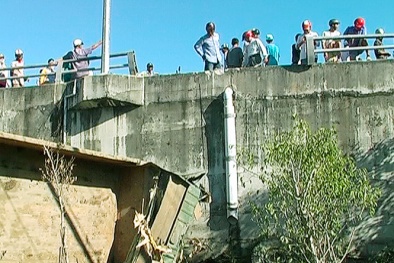 Xe ben chở đất đâm chết 2 xe máy rồi bay qua thành cầu