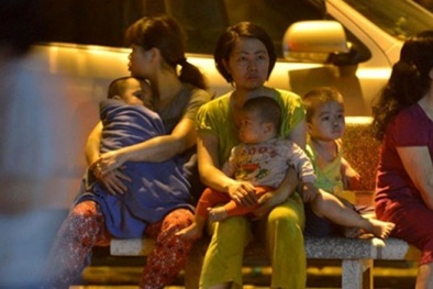 Cháy lớn ở chung cư Linh Đàm: Trẻ nhỏ ngơ ngác theo mẹ trốn ‘giặc lửa’