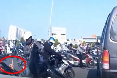 Chạy xe máy 'bon bon' trên đường, giật mình phát hiện khói bốc lên đỉnh đầu