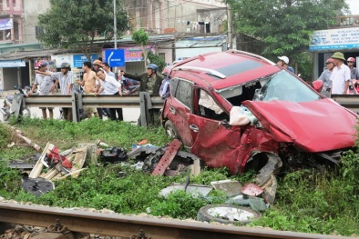 Ô tô tiền tỷ biến dạng sau cú tông ‘trời giáng’ với tàu SE8