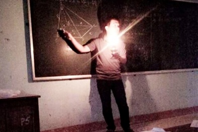 Hình ảnh thầy giáo cầm đèn dầu say sưa giảng bài gây 'bão mạng'