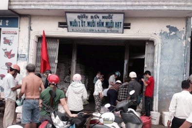 Thừa Thiên-Huế: Người dân đổ xô mua muối dự trữ