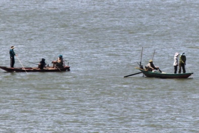 Tin tức thời sự 24h ngày 28/4: Mẹ ôm con 4 tháng gieo mình xuống dòng sông Lam 