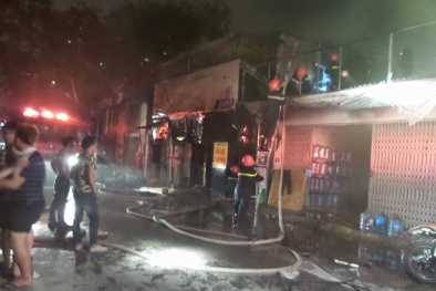 Vợ vò đầu gào khóc nhìn ngọn lửa thiêu rụi cửa hàng hoàn toàn