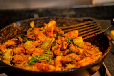 'Ăn chơi tơi bời' ngày nghỉ với món gà xào bắp cải cay ngon hết ý