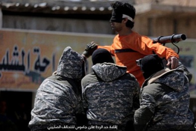 Khủng bố IS 'hả hê' treo gián điệp lên giá thập tự rồi xử bắn
