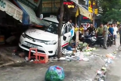 Taxi 'điên' đâm liên hoàn, dừng lại khi cuốn 3 thực khách ăn sáng vào gầm 