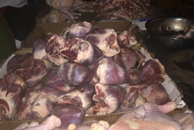 Tiêu hủy hàng trăm kg thịt bẩn bốc mùi tại chợ Phùng Khoang